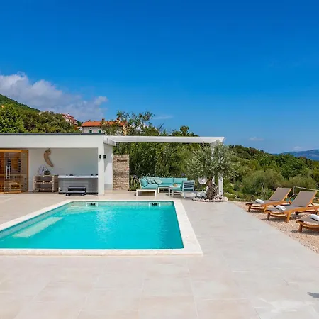 Luxurious In With Sauna * Равни