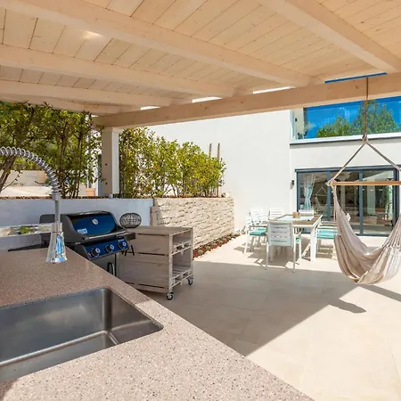 בית נופש Amazing Home In Ravni With Sauna