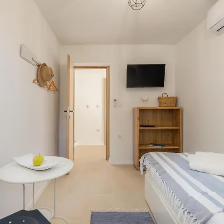 בית נופש Amazing Home In Ravni With Sauna