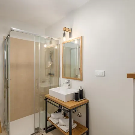 בית נופש Amazing Home In Ravni With Sauna *